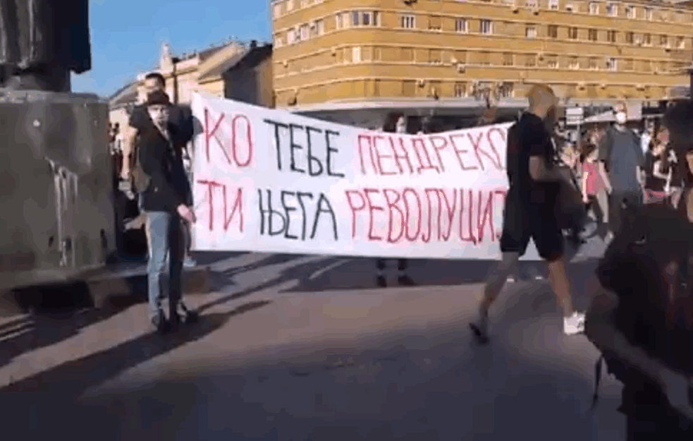 Protest u Novom Sadu: Građani petardama i kamenicama zasuli zgradu RTV-a
